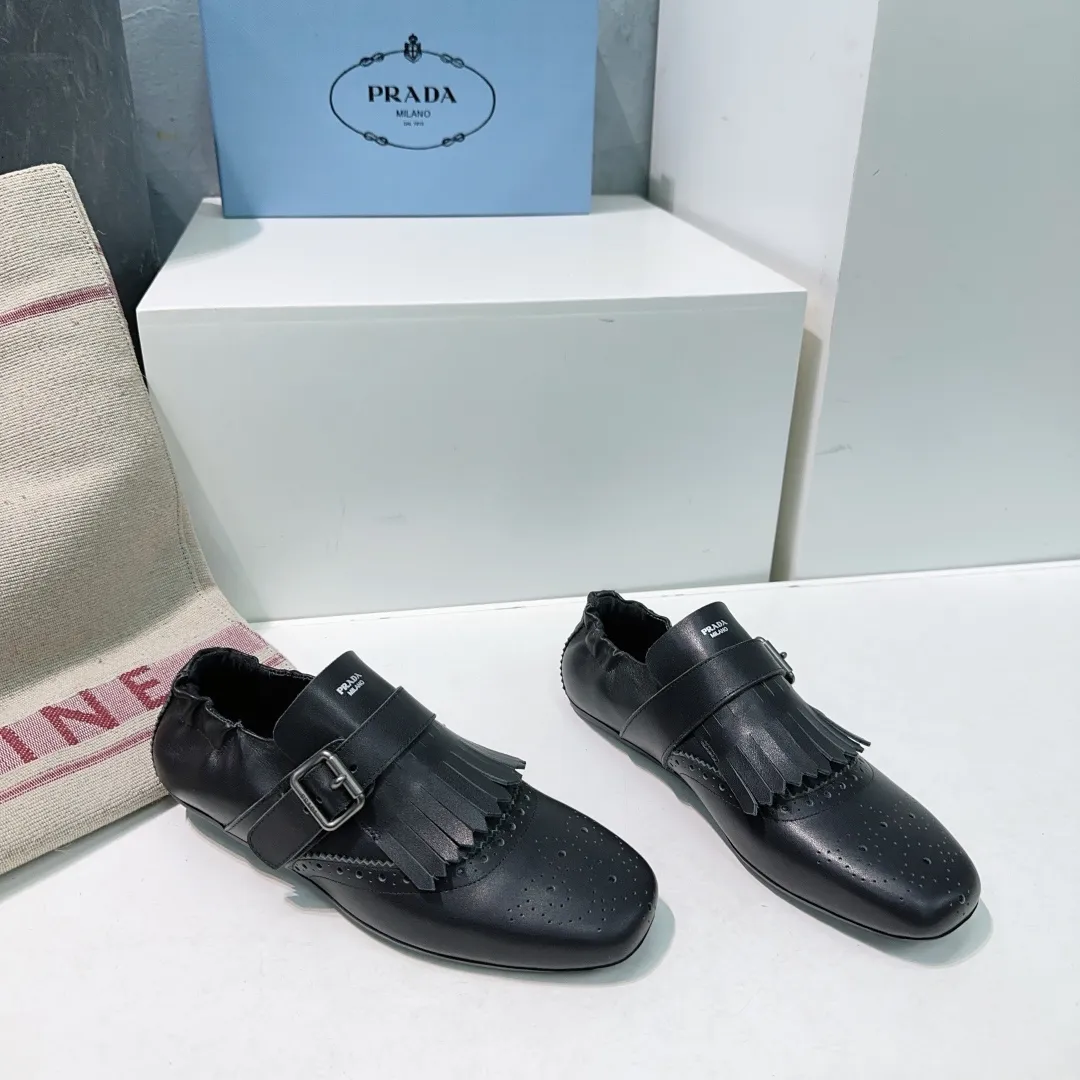 👟👟Ex-factory price 580👟👟! Prada 25 spring and summer catwalk new brogue carved tassel retro loafers and slippers series 🔥 🌟🌟🌟This shoe deliberately presents a classic and retro style, with both masculine temperament and feminine style, forming a binary contrast, highlighting the iconic style of the Prada series. The tassels are crafted using special craftsmanship, and details such as buckles and brogue patterns reveal traditional charm. An unconventional and surprising reinterpretation, the shoe is re-launched in a more fashionable design. The upper is made of imported calfskin, the lining is sheepskin, and the original molded rubber sole. Number of yards: 35-40 (40 pieces are non-refundable). Comes with original packaging.